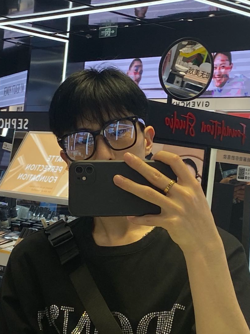 你说你也是我的学生，你发这张照片，说自己像个高中生，是呢吴老师，我们都是互相的学生