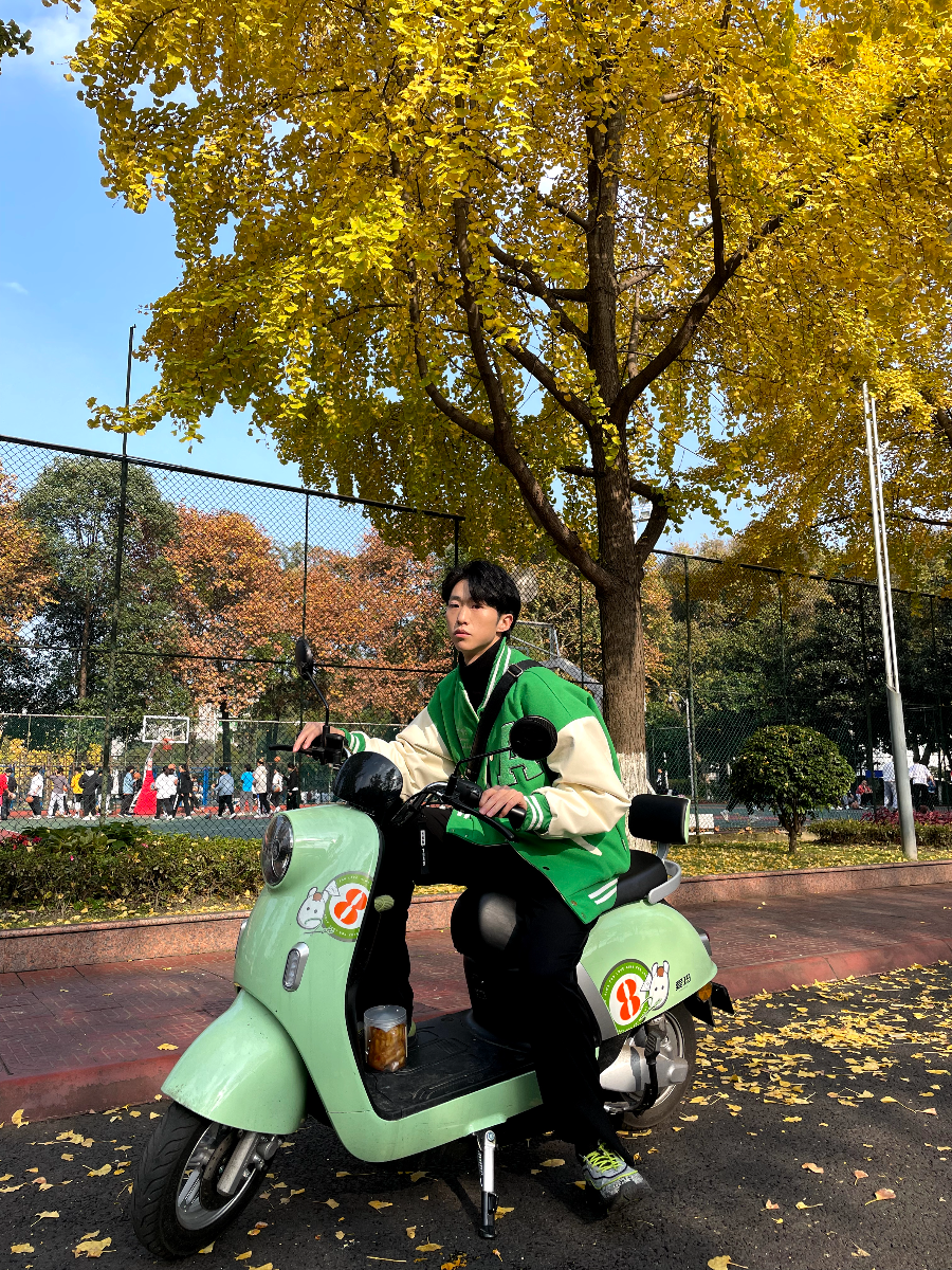 吴老师，你说你是成都体育学院的，这张照片是在你们学校拍的，你还让我猜你是学的什么专业，我当然能猜出来呀~你还说你志愿填错了，不然也不会在体育生比较多的学校，你觉得在学校算矮的，你真的很高了吴老师