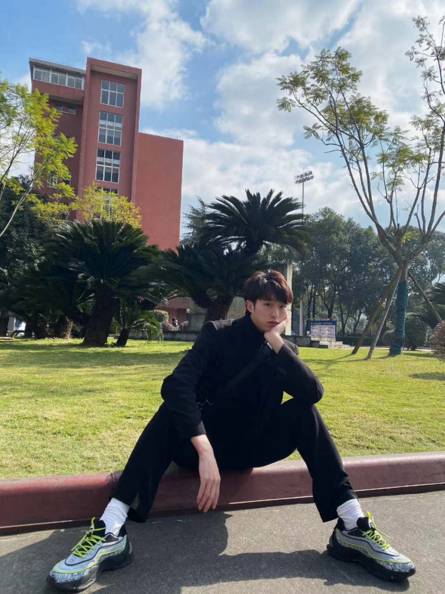 这是你发给我的第一张图片，问我像你吗？像呀很像，不管你风格怎么变我都能认出来~